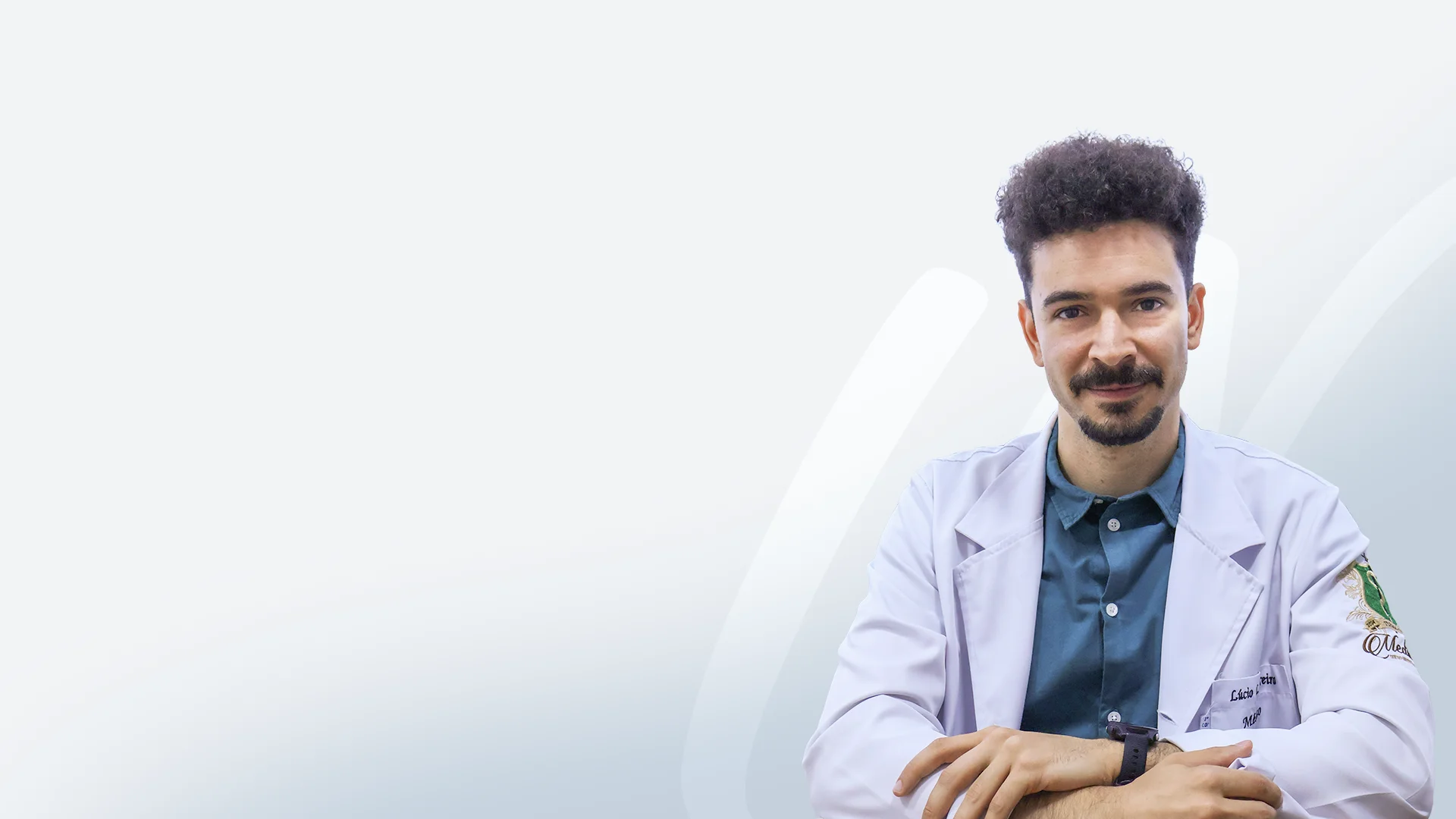 Dr. Lúcio Moreira, de jaleco branco e camisa azul.